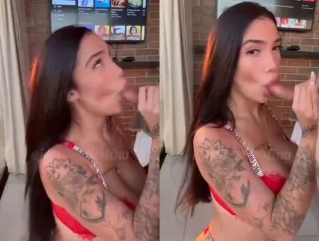 Morena linda tatuada adora chupar caralhos