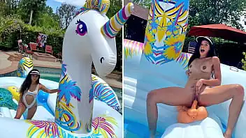 Morena na piscina usa o consolo com suporte penetrando buceta