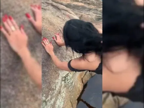 Morena tesuda chupando e cavalgando na praia até gozar