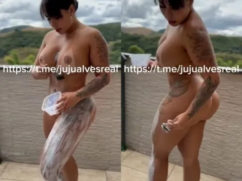 Morena tesuda pelada passando descolorante no corpo antes da foda