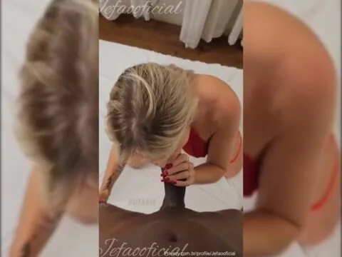Negão socando forte na coroa loira safada até ela gozar alto