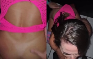 Novinha brasileira empinando o rabo no banheiro enquanto é comida por trás até gozar