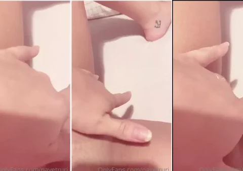 Novinha super gata masturbando a bucetinha deliciosa com os dedos