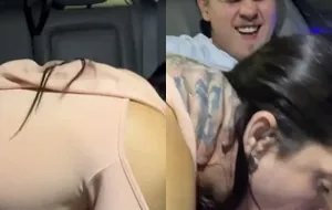 Novinho abusado mete o pau na garganta da amiga safada no banco do carro
