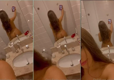 Puta gostosa sensualizando com o seu corpinho nu em frente ao espelho