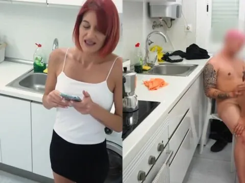 Ruiva exibe a priquita e fode com macho anônimo