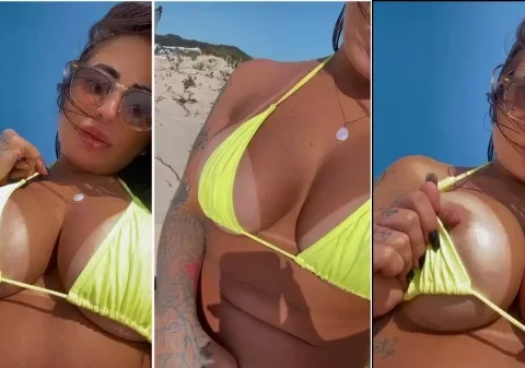 Gostosa na praia colocando as tetas pra fora e masturbando a xereca