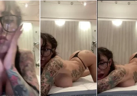 Gostosa sensualizando de quatro com a calcinha socada no cu