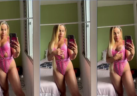 Mulher super safada colocando os peitos pra fora e mostrando o body socado no bucetão
