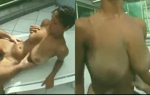 Morena de cabelo curto empinando a bunda enquanto leva rola grossa na cobertura até gozar alto