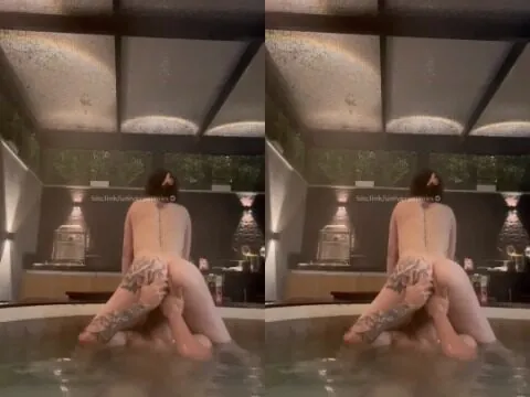 Moreninha sexy dando sua xoxota gostosinha para o homem chupar na banheira