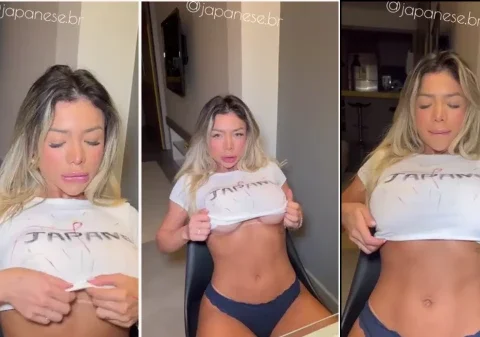 Mulher muito linda só de calcinha levantando a blusa para mostrar a beirada do peito