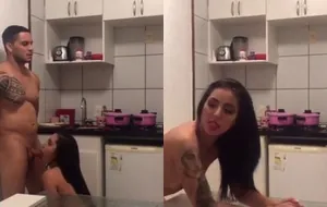 Namorada magrinha e safada transando online com gemidos altos e gozo intenso