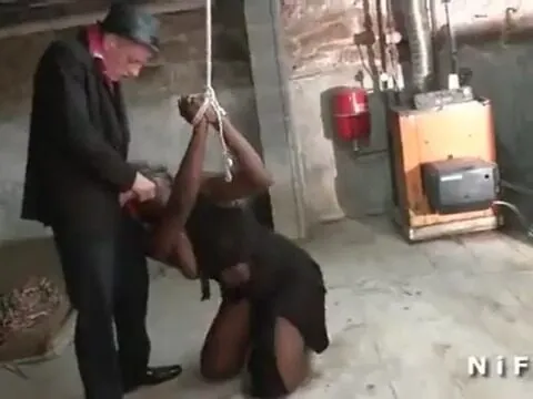 Negra safada amarrada e fodida forte até gemer alto