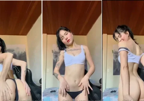 Ninfetinha muito sapeca tirando a calcinha para mostrar o seu bumbum gostoso