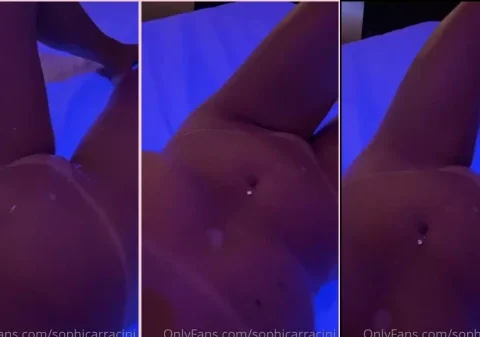 Putinha muito linda mostrando a sua buceta molhada e os peitos