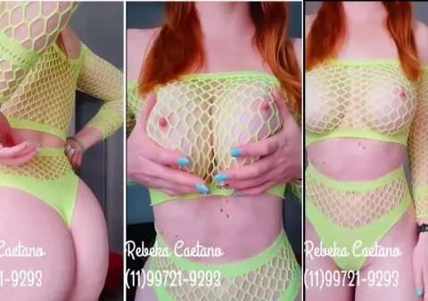 Ruiva muito gatinha exibindo os seios e mostrando o body socado na buceta