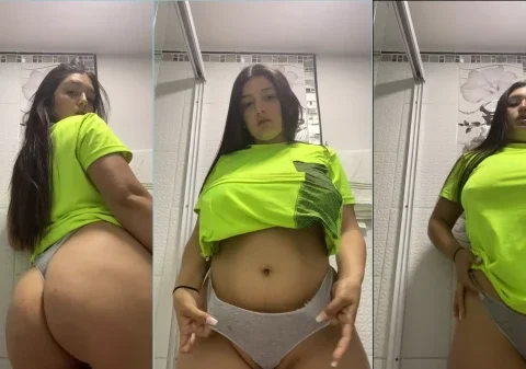Safada exibindo a calcinha socada dentro da xereca gorda
