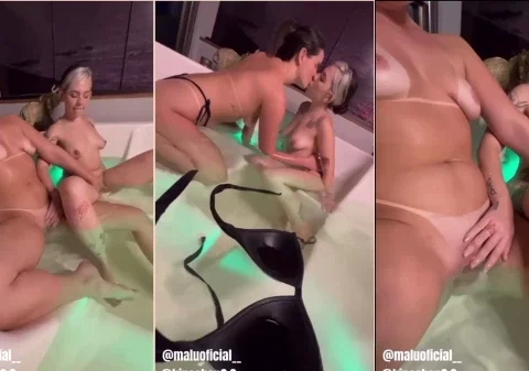 Duas gostosas se exibindo dentro da banheira e se masturbando juntas