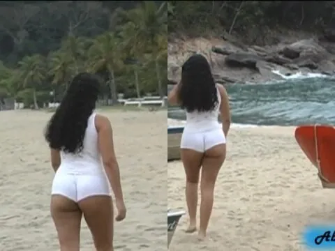 Morena gostosa exibindo o corpo de shortinho socado e ficando pelada na praia