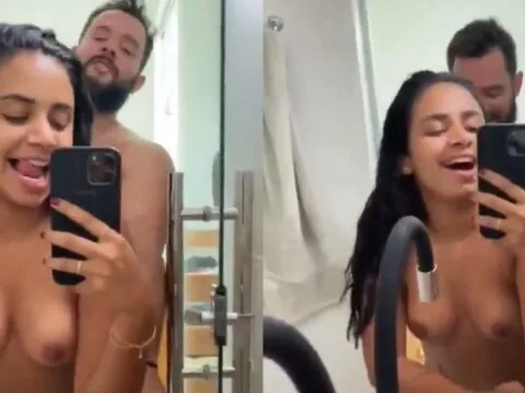 Moreninha pervertida filmando o cara comer ela pelo espelho