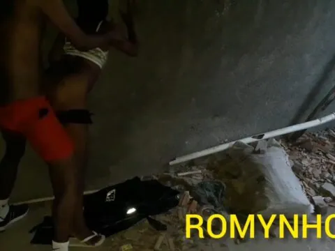 Moreno sarado comendo uma safada no meio da rua até ela gozar gritando