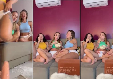 Novinhas lindas comendo pipoca só de calcinha durante a festa do pijama