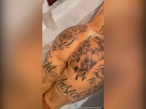Pernambucana fogosa se esfregando e pedindo porra na banheira