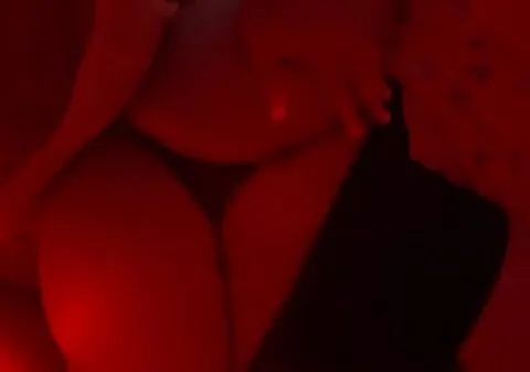 Safada de quatro com a calcinha de ladinho dando gostoso