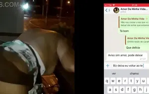 Esposa safada abre o cuzinho para o vizinho enquanto o marido corno assiste pelo WhatsApp