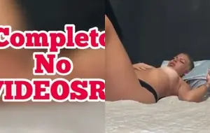 Mulher pelada se masturbando no banheiro com siririca gostosa depois do banho