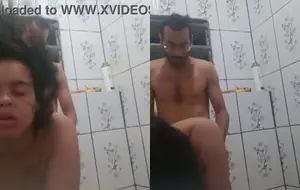 Ninfetinha safada se masturbando na pia do banheiro com uma siririca molhada e gemendo alto