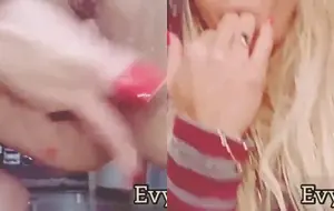 Deliciosa siririca molhada debaixo do chuveiro enquanto mija de prazer