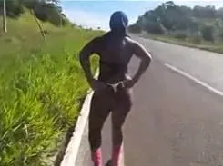 Esposa Safada Tira Roupa Para Motoqueira Que Está Passando na Rodovia e Corno Filma