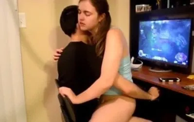 Caiu na Net Video Amador de Tarado Comendo Namorada Ninfeta e Gostosa  Enquanto Joga na Net