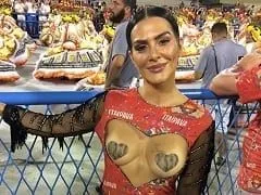 Cléo Pires Atriz Musa de um Camarote na Marquês de Sapucaí Vai Com Seios Amostra Apenas Com Adesivo Assistir o Desfile Provocando Com Seu Corpo Sensual