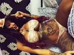 Stella Tatuada Maravilhosas de Peitões Siliconados Ficou Fodendo em Várias Posições Com Ficante e Acabou Levando um Gozadão na Cara