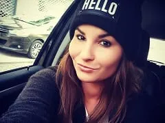 Kátia Esposa Deliciosa Safadinha Ficou Falando Com o Corno no Telefone Enquanto Mamava o Amante Até Engolir Porra