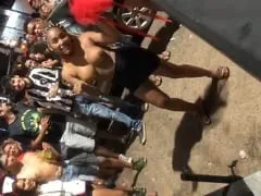 Carnaval 2019: Mulata Deliciosa de Peitos Grandes Perdeu a Linha no Meio do Bloco e Ficou Peladinha na Frente de Geral Rebolando – Caiu na Net