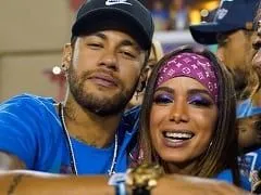 Neymar e Anitta Foram Flagrados Dando um Beijo de Língua no Meio do Carnaval de 2019 e Folião Gravou a Cena Que Gerou Polêmica