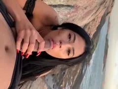 Alicya Ribeiro transando em uma praia ao ar livre depois de mamar o amigo