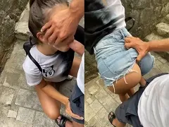 Ninfeta de shortinho curto fodendo na rua de dia