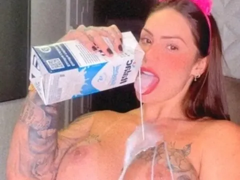 Anny Alves coberta de leite em um corpo de deusa