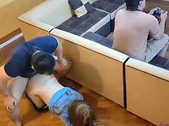 Corno jogando videogame e o amigo socando forte na sua namorada putinha