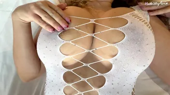 Mulher do peitão delicioso usando um maiô bem sexy e exibindo as tetas