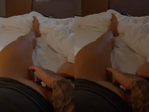 Mulheraça fitness de São paulo brincando com a sua bucetinha lisa