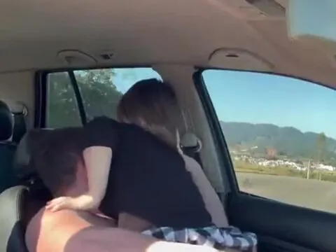 Anã bem safadinha fodendo com o seu namorado dentro do carro