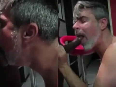 Maduro experiente devorando um pau negro com vontade