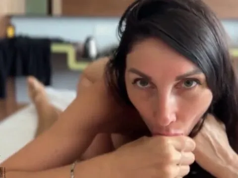 Esposa peituda dando boquete gostoso de manhã na cama