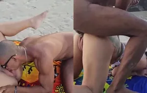 Gostosa da maquiagem empinando o rabo na praia e levando rola de negão com tesão